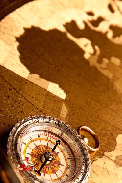 Карта сокровищ и компас — стоковое фото