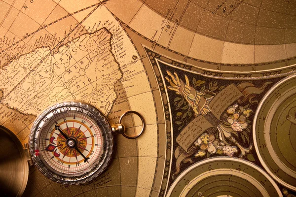 Карта скарбів і компас — стокове фото