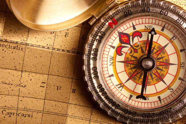 Mapa pokladů a kompas — Stock fotografie