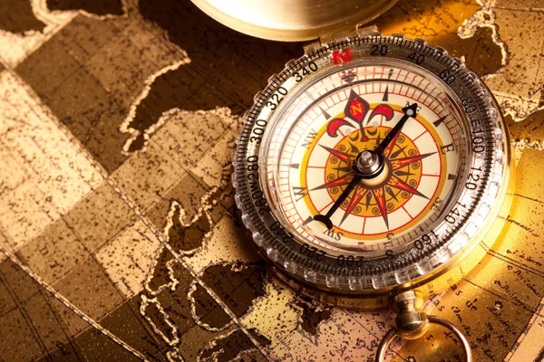 Карта сокровищ и компас — стоковое фото