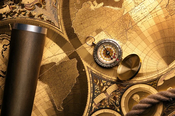 Карта скарбів і компас — стокове фото