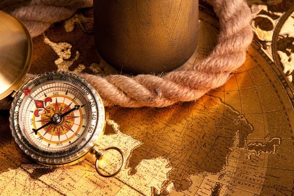 Schatzkarte und Kompass — Stockfoto