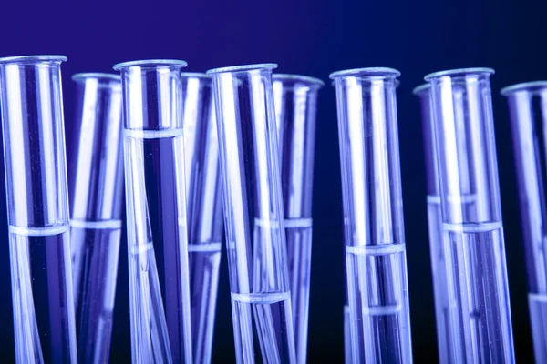 实验室玻璃器皿中蓝色 — 图库照片