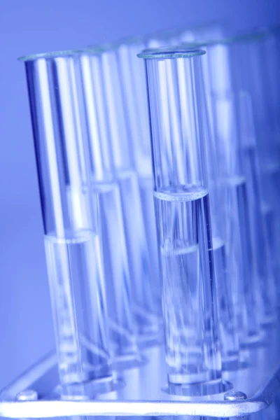 Laborgläser in blau — Stockfoto