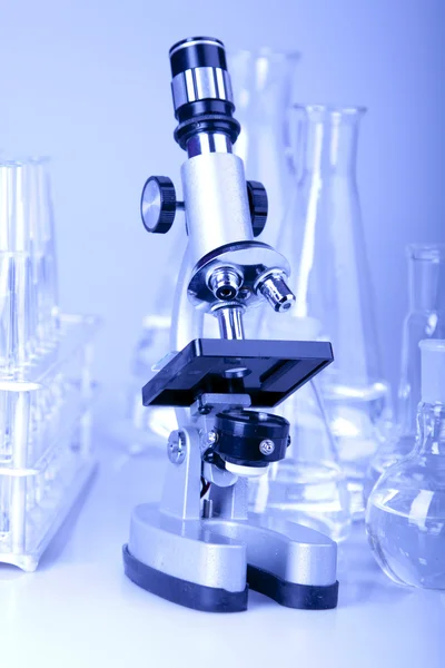 Vidrio de laboratorio en azul — Foto de Stock