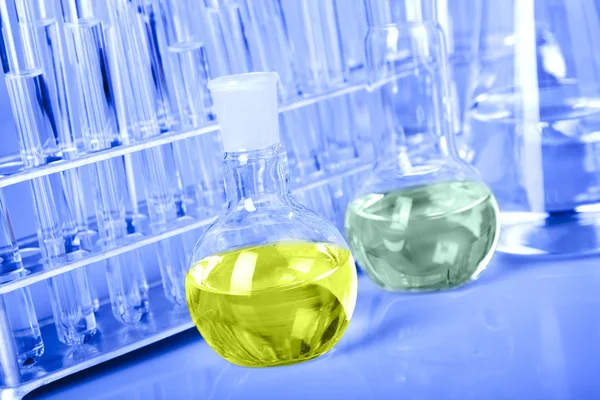 Laboratóriumi üvegeszközök, kék — Stock Fotó