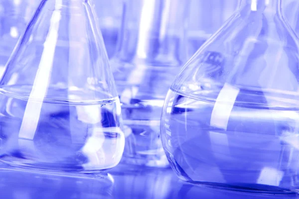 Laboratorní sklo v modrém — Stock fotografie