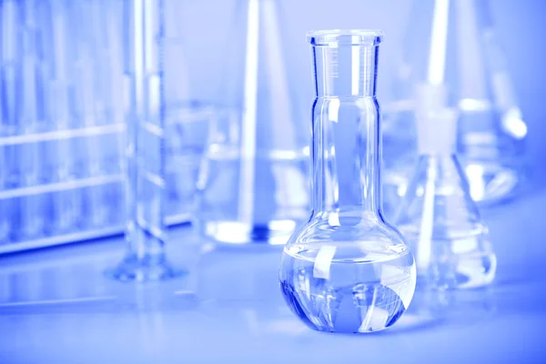 Laboratorieartiklar av glas i blått — Stockfoto