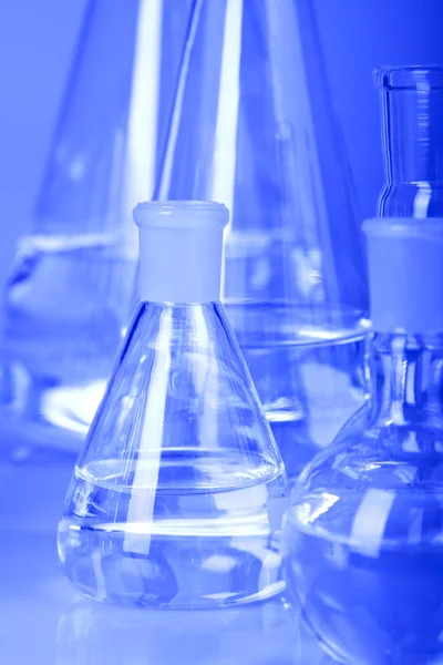 Laboratoriumglaswerk in blauw — Stockfoto