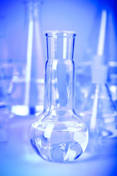 파란색에서 실험실 유리 그릇 — 스톡 사진