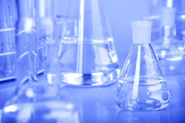 Vidros de laboratório em Blue — Fotografia de Stock