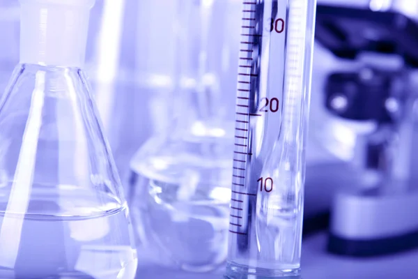 Laboratorieartiklar av glas i blått — Stockfoto