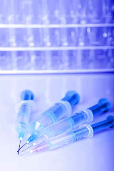 Φαρμακευτικός και εργαστηριακός εξοπλισμός με μπλε χρώμα — Φωτογραφία Αρχείου