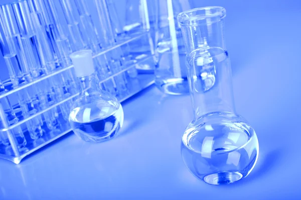 Лабораторное стекло в синем — стоковое фото