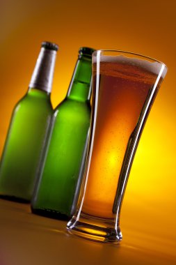 Sarı zemin üzerine soğuk bira!