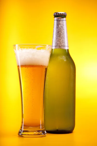 Gekoeld biertje drinken op gele achtergrond! — Stockfoto