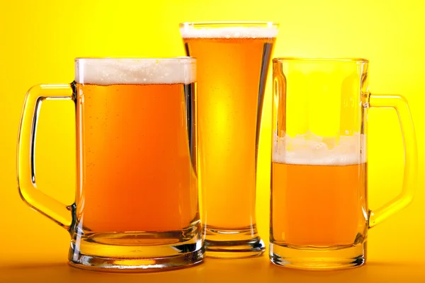 Gekoeld biertje drinken op gele achtergrond! — Stockfoto