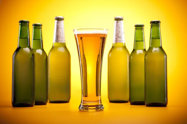 Kyld öl på gul bakgrund! — Stockfoto
