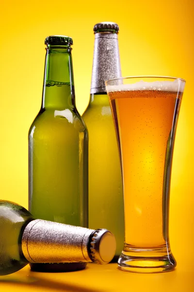 Sarı zemin üzerine soğuk bira! — Stok fotoğraf