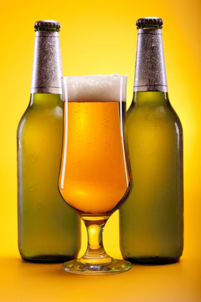 Sarı zemin üzerine soğuk bira! — Stok fotoğraf