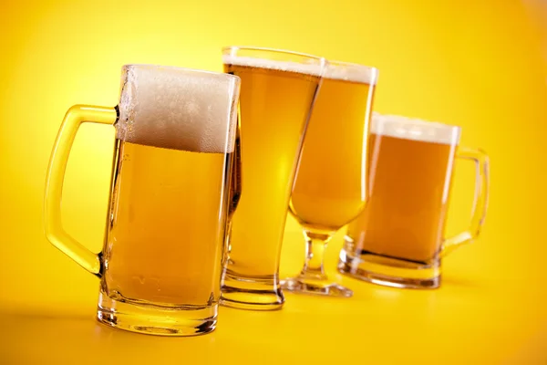 Cerveza fría sobre fondo amarillo ! — Foto de Stock
