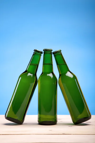 Gekoeld biertje drinken op blauwe achtergrond! — Stockfoto