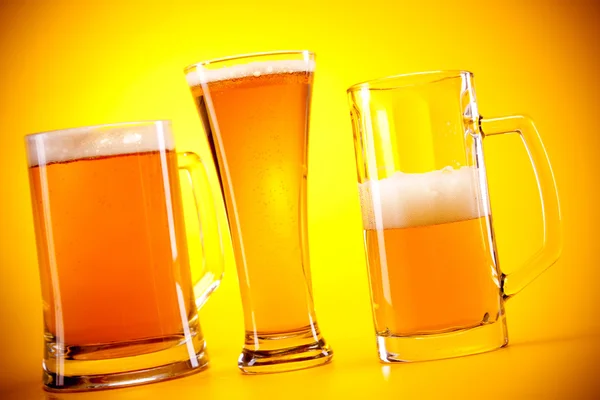 Cerveza fría sobre fondo amarillo ! — Foto de Stock