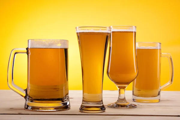 Birra refrigerata su sfondo giallo ! — Foto Stock