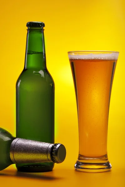 黄色の背景に冷えたビール! — ストック写真