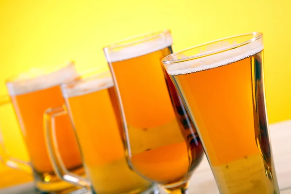 Kyld öl på träbord — Stockfoto
