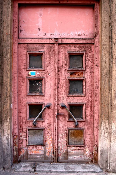 Старая дверь в Риге — стоковое фото