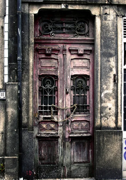 Гранж-дверь в Порту — стоковое фото
