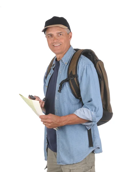 Mann mittleren Alters bereitet sich auf eine Wanderung vor — Stockfoto