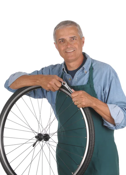 Uomo riparazione bicicletta — Foto Stock