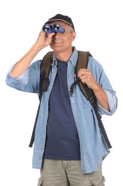 쌍안경으로 중간 나이 든된 남자 — 스톡 사진