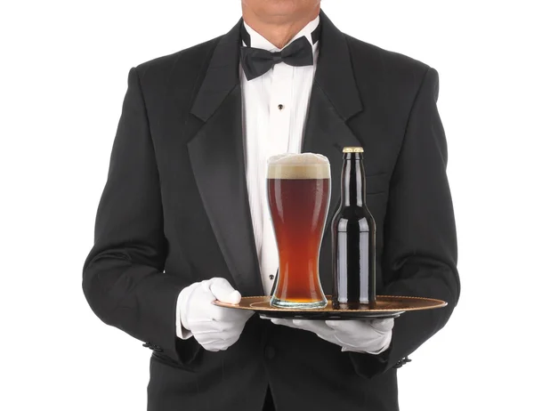 Butler z piwem na tacy — Zdjęcie stockowe