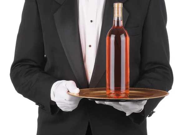 Butler tepsi üzerinde şarap şişesi ile — Stok fotoğraf