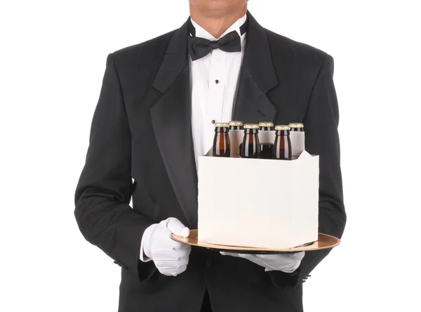 Butler met bier op dienblad — Stockfoto