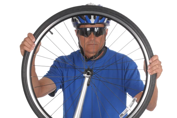 Ciclista olhando thru Roda — Fotografia de Stock