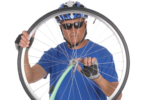 Ciclista olhando através da roda — Fotografia de Stock