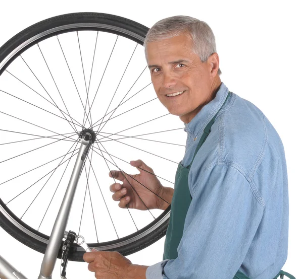 Homem de reparação de bicicleta — Fotografia de Stock