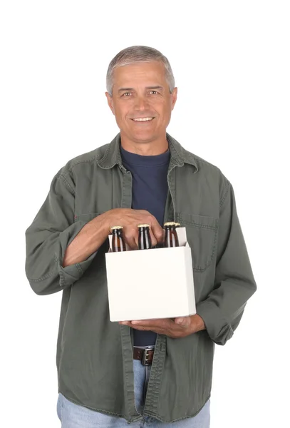 Hombre de mediana edad sosteniendo un paquete de seis — Foto de Stock