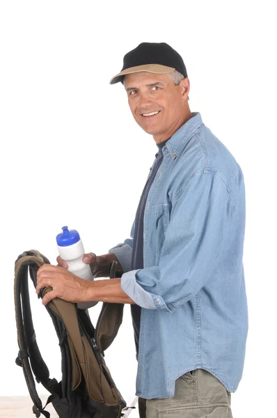 Мужчина средних лет готовится к походу — стоковое фото
