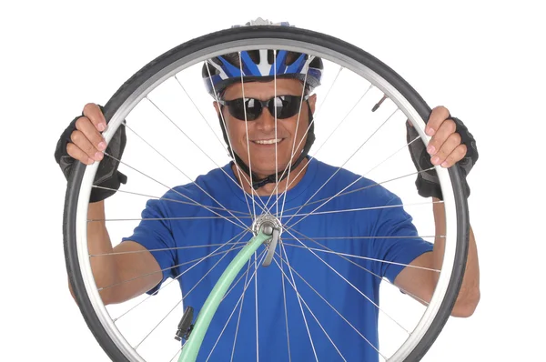 Велосипедист смотрит сквозь колесо — стоковое фото