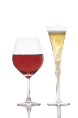 bir kadeh şampanya ve kırmızı şarap