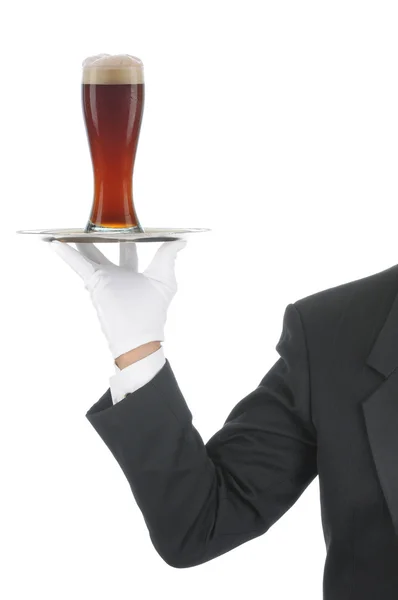 Butler met bier op dienblad — Stockfoto