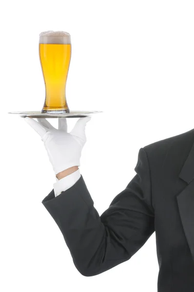 Butler com cerveja na bandeja — Fotografia de Stock
