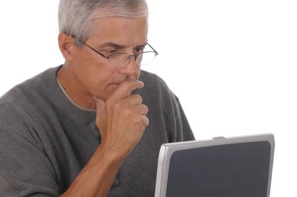 Человек среднего возраста и ноутбук — стоковое фото