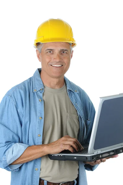 Trabajador de la construcción que sostiene el ordenador portátil — Foto de Stock