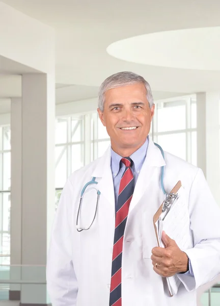 Médico de mediana edad con portapapeles —  Fotos de Stock